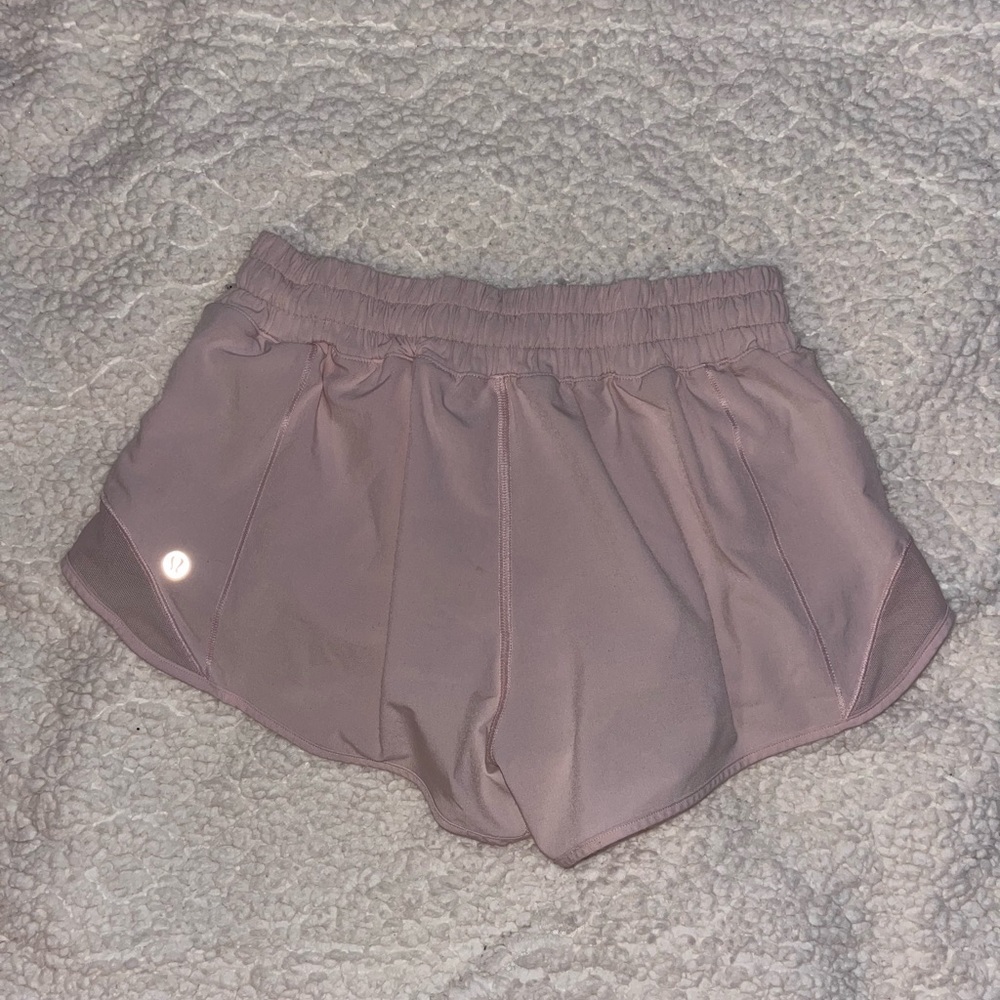 Lululemon 2.5 inch LR hotty hot shorts